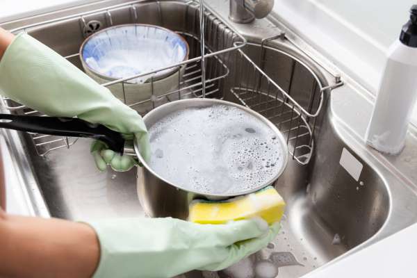 Clean Greasy Pans Dish Soap and Hot Water